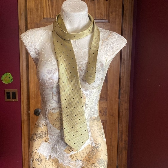 Emelio Ponti 100% silk gold with navy dots Neck Tie - Picture 5 of 5